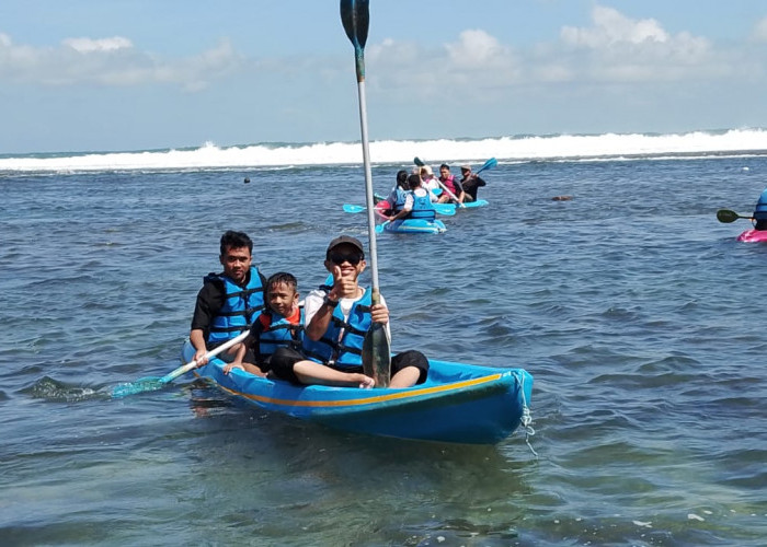 Libur Panjang, Pantai Sadranan Dipadati Wisatawan; Laut Dipenuhi Kano Bak 