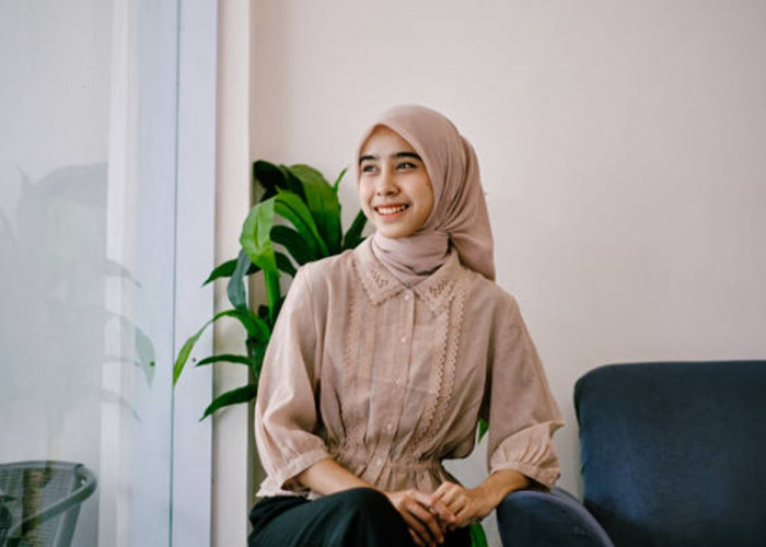 7 Style Outfit Ngopi Cantik Bareng Bestie yang Stylish, Intip Inspirasinya Disini