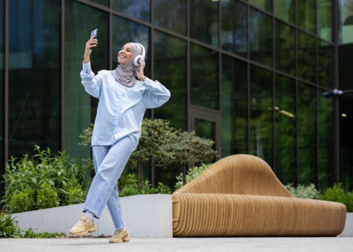 Deretan Outfit Liburan Wanita Hijab dengan Celana Jeans, Dijamin Auto Kece Buat Foto OOTD