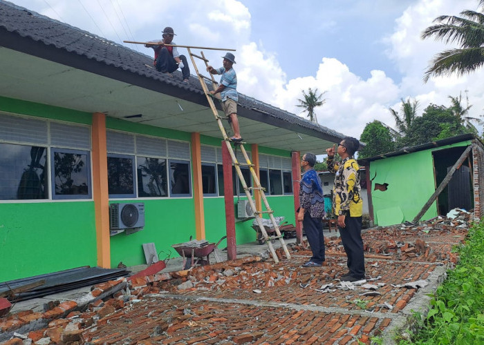 Atap dan Pagar SMPN 2 Kalasan Rusak, Kelas VII–VIII Belajar Daring