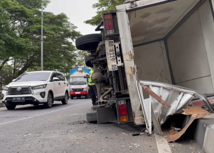 Sopir Truk Boks Terjebak di Kabin Usai Kecelakaan di Ring Road Selatan Jogja, Dievakuasi Lewat Kaca Depan