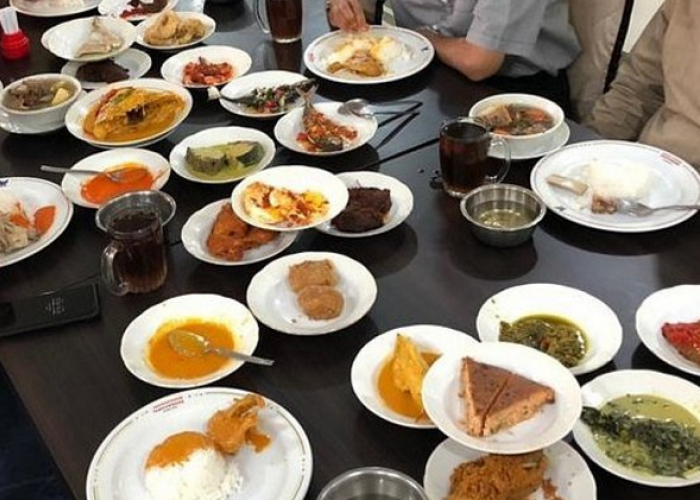 Surga Nasi Padang Paling Enak di Jogja, Porsi Bar-bar, Lauk Melimpah dan Rasa Otentik Minang