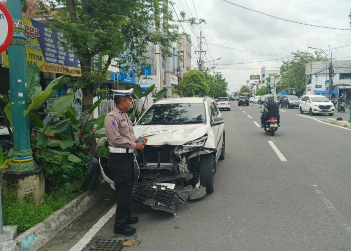 Mobil Hilang Kendali Diduga Micro Sleep, Tabrak Motor di Kawasan Tugu Yogyakarta