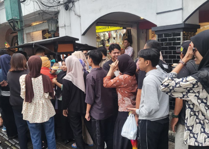 Angkringan Gratis Malioboro Diserbu Warga dan Wisatawan, Ribuan Porsi Nasi Kucing Ludes Sekejap