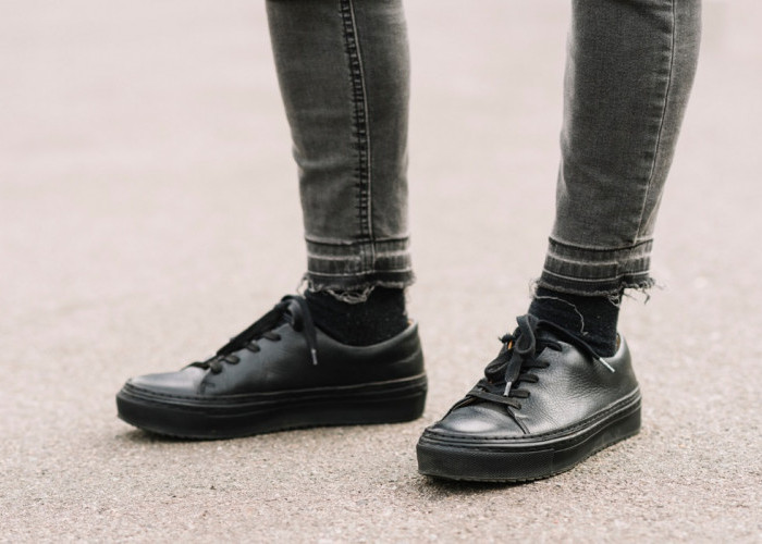 5 Rekomendasi Sneakers Hitam Pria dengan Nuansa Klasik untuk Berbagai Acara Formal, Cek Disini