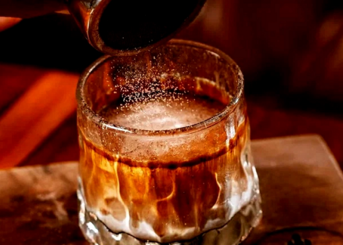 Menjelajah Tren Dirty Latte di Bali, Sensasi Kopi Berlapis yang Memikat Pecinta Kafein