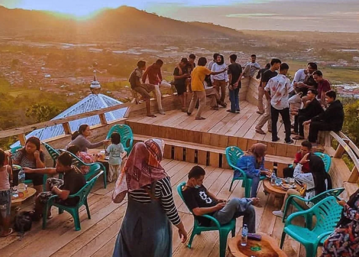 Pesona Bukit Nobita Padang Favorit Anak Muda untuk Bersantai, Berburu Sunset