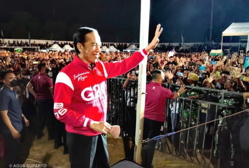 Jokowi Membaur Bersama Masyarakat Kabupaten Ende Nonton Konser Slank, Kaka: Kepada Bapak Presiden, hormat