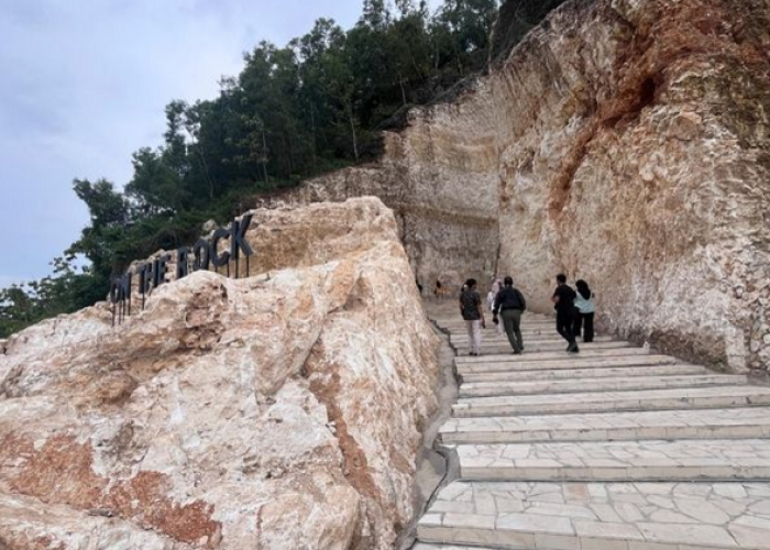 Destinasi Nongkrong Estetik di Atas Tebing Karang Jogja, On The Rock Gunungkidul Cek Info Selengkapnya Disini