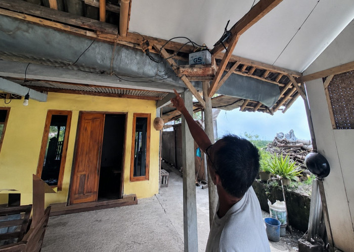 Meskipun PLN Byar Pet, Warga Gunungkidul Ini Anteng Penuhi Pasokan Listrik dengan Panel Surya dan Aki Bekas