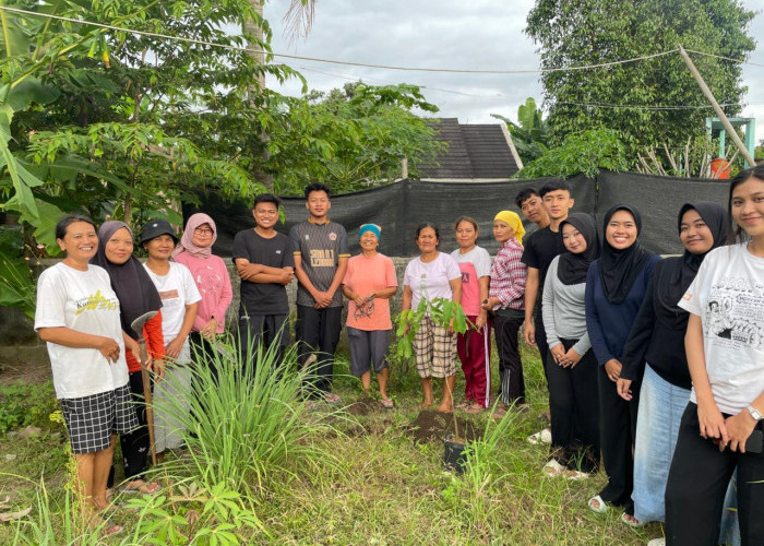 Dukung Lingkungan Hijau, KKNM UNY Bagikan dan Tanam Bibit di Desa Balecatur