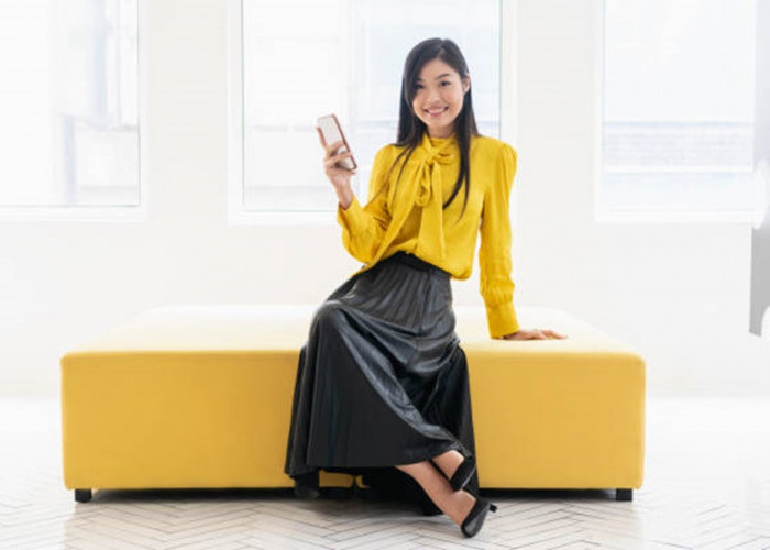 OOTD Rok Plisket Hitam dan Kemeja yang Simple Tapi Stylish, Bisa Jadi Inspirasi Outfit Sehari-hari