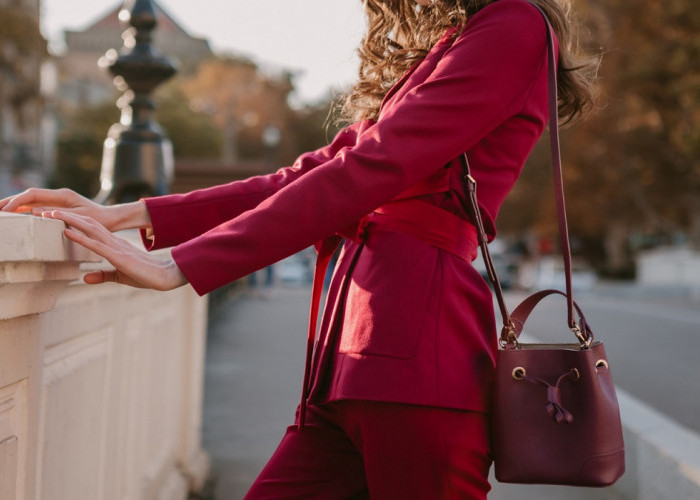 5 Ide Paduan Outfit Warna Maroon untuk Wanita, Tampil Cantik dan Bersinar di Berbagai Acara