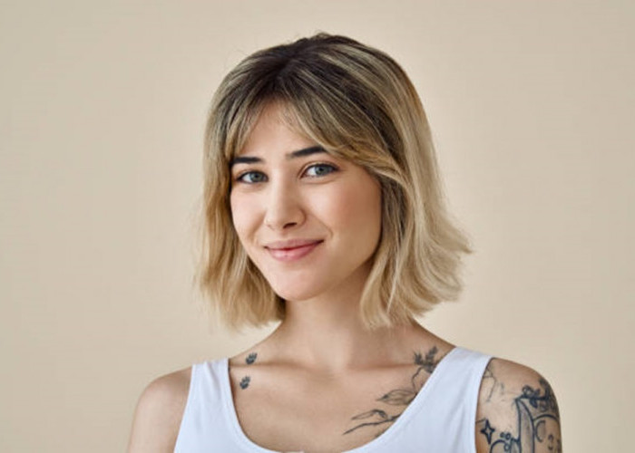 7 Gaya Rambut Pendek Wanita Belah Tengah, Bikin Tampilan Tetap Stylish dan Rapi