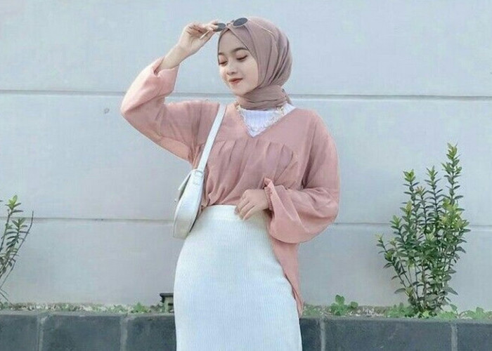 Dari Gaya Feminin Hingga Elegan, Inilah 6 Padu Padan Rok Span Plisket Putih yang Simple
