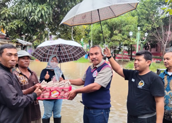 Perumda BPR Bank Brebes Kolaborasi Dengan Garda 45 Distribusikan Ratusan Ponggol Untuk Korban Banjir