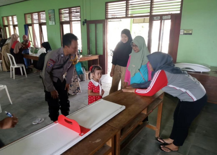 Jaga Rasa Aman, Bhabinkamtibmas Janten Sambangi Posyandu di Balai Kelurahan