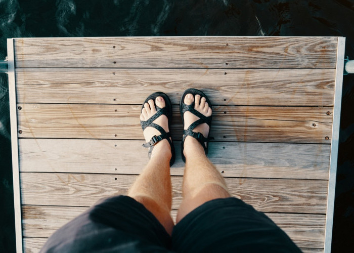 7 Rekomendasi Sandal Kulit Pria Terbaik yang Punya Tampilan Sporty dan Modern, Cek Disini