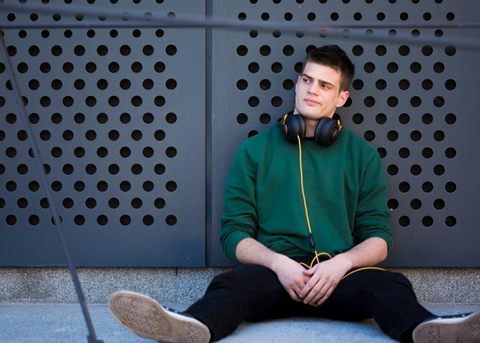 Ragam Model Variatif, Inilah 4 Rekomendasi Sweater Pria dengan Desain Stylish yang Wajib Kamu Koleksi