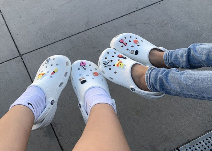 6 Inspirasi OOTD Sepatu Crocs yang Simpel dan Stylish, Simak Daftar Lengkapnya Disini