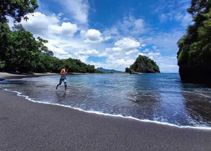 Deretan Wisata Pantai Pasir Hitam di Indonesia, Tawarkan Keindahan Unik dan Eksotis yang Patut Disambangi