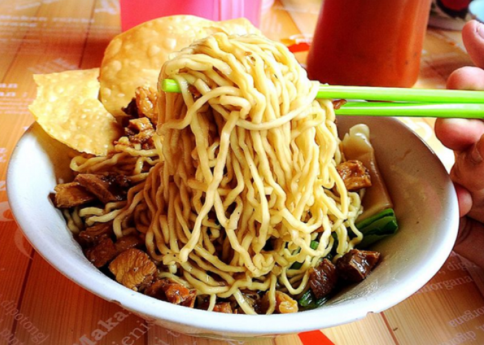 Keren! Mie Ayam Cak Kandar Berdiri Tahun 1986 dan Masih Ramai
