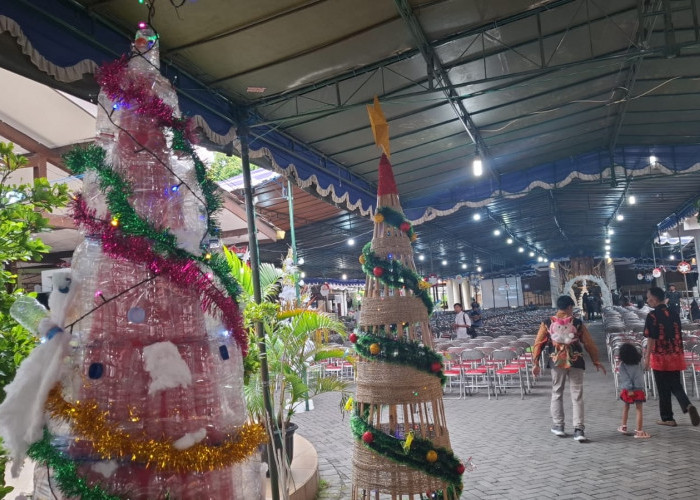 Pohon Natal Daur Ulang Warnai Perayaan Natal di Gereja Baciro