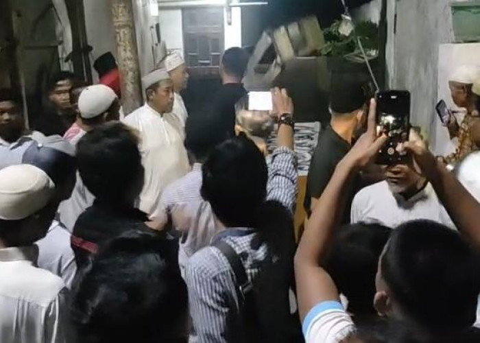 Jadi Tempat Jualan Obat Berbahaya, Ratusan Warga Pasarbatang Kompak Bongkar Warung Aceh