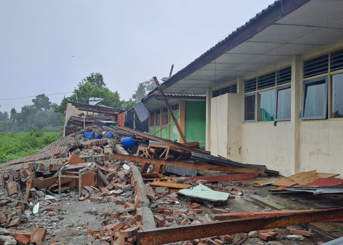 Hujan Deras dan Angin Kencang Rusak SMPN 2 Kalasan, Parkiran Sepeda Siswa Ambruk