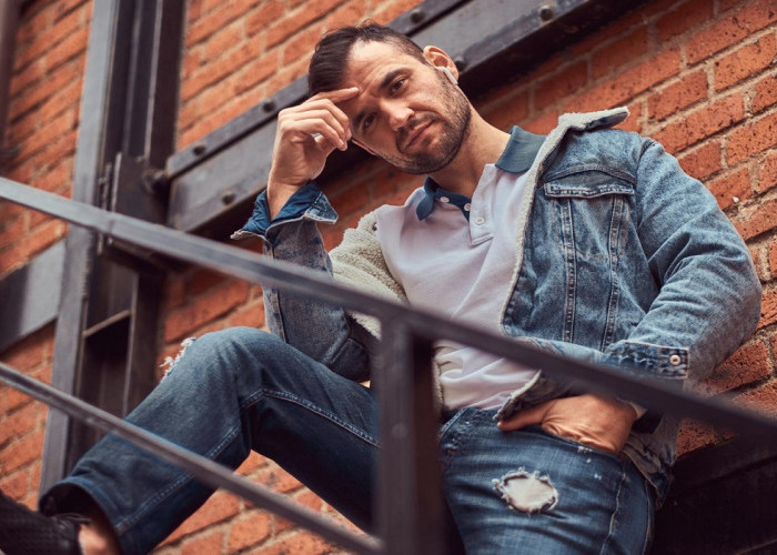 Tonjolkan Kesan Maskulin, Simak 6 Rekomendasi Ripped Jeans Terbaik untuk Pria Tahun 2025