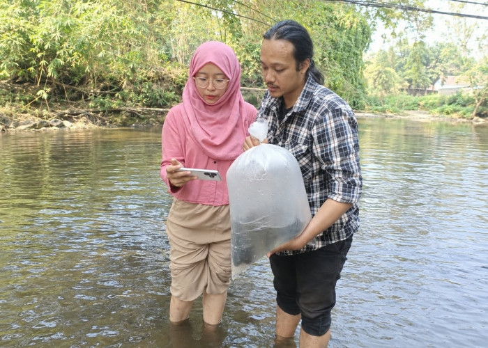 Calon Pengantin Tak Sekadar Menikah, Vikas dan Dyanis Pilih Tebar Ikan Lokal di Sungai
