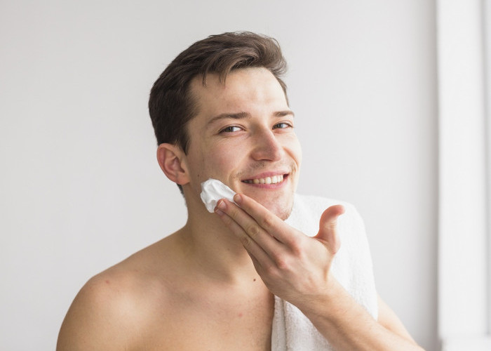 11 Rekomendasi Skincare Untuk Memutihkan Kulit Wajah Pria yang Aman, Auto Ganteng!