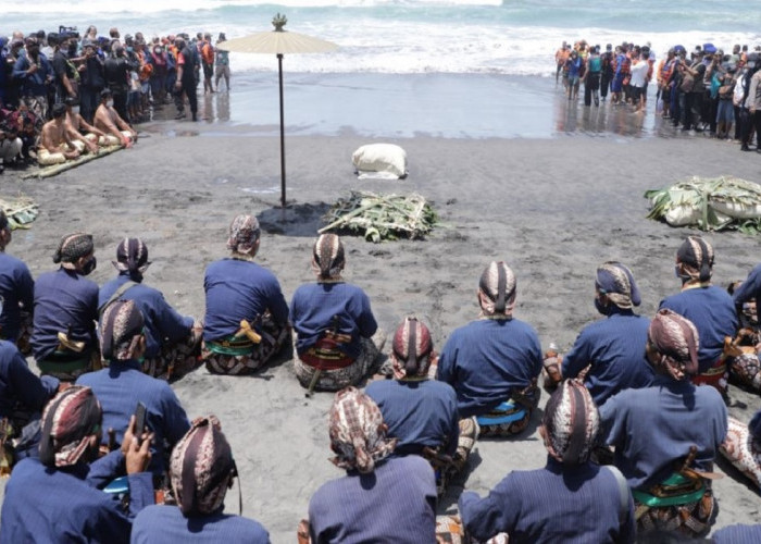 Disambut Antusias oleh Wisatawan Asing, Upacara Labuhan Keraton Yogyakarta Sukses Digelar!