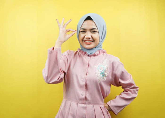 9 Padu Padan Warna Hijab yang Cocok dengan Outfit Pink Salem, Cek Disini