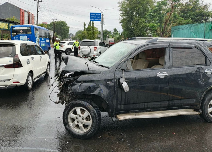 Kaca Depan Terkena Percikan Air Hujan, Dua Mobil Kecelakaan di Jalan Padjajaran Sleman
