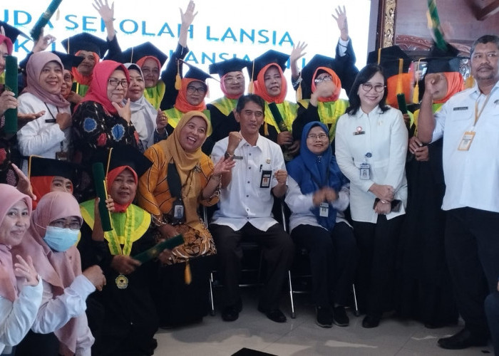 Berhasil Sekolah, 70 Lansia di Kota Tegal Diwisuda