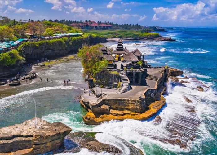 Wisata Spiritual Tanah Lot Bali: Spot Menarik, Harga Tiket Masuk, hingga Lokasi Lengkap