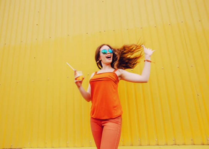 Mix and Match Pakaian dengan Celana Warna Orange, Penampilan Ceria Anti Membosankan