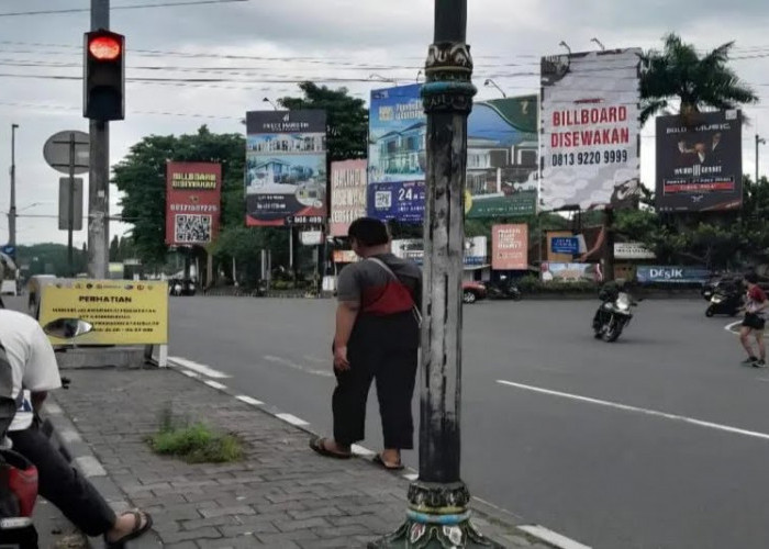 Anak Berkebutuhan Khusus Berjualan di Perempatan Monjali, Satpol PP Sleman Turun Tangan