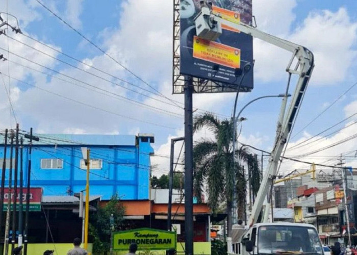 Satpol PP Yogyakarta Turunkan Ribuan Reklame Melanggar Perda