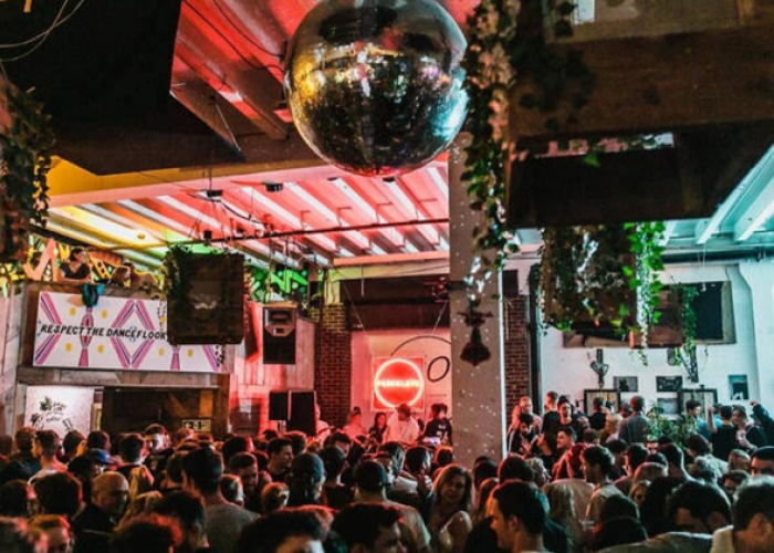 Estetika Klasik, Queen’s Yard Jad Destinasi Nongkrong Bergaya American 