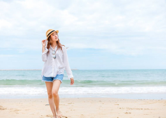 Rekomendasi Outfit Liburan Wanita ke Pantai Pakai Celana Pendek, Modis dan Pasti Nyaman