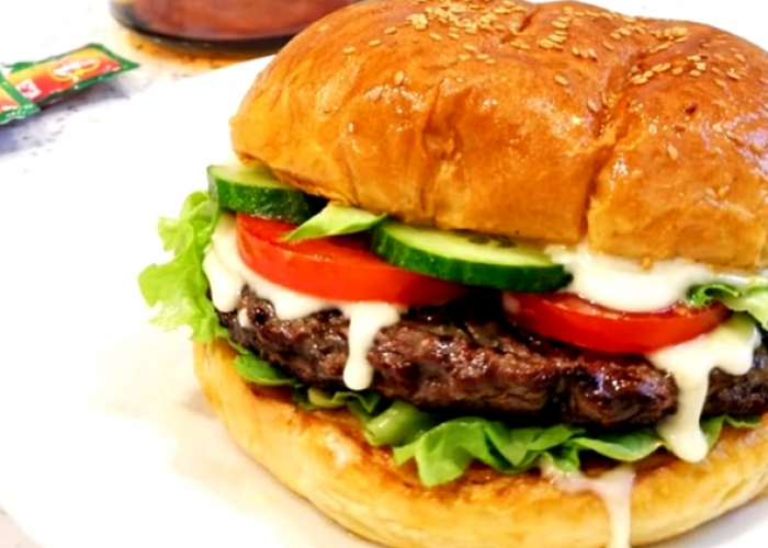 Revolusi Burger Artis Viral dari Lezatnya Aldi’s Burger Cempaka Putih
