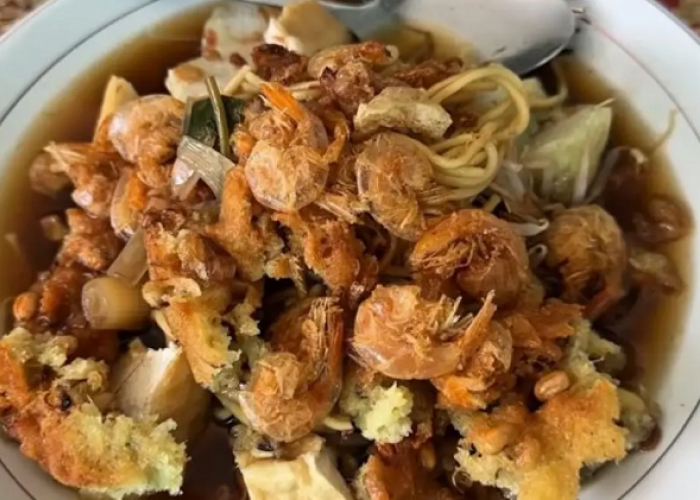 Menelusuri Kuliner Lontong Mie Porsi Jumbo Legendaris Surabaya dengan Taburan Ebi Melimpah