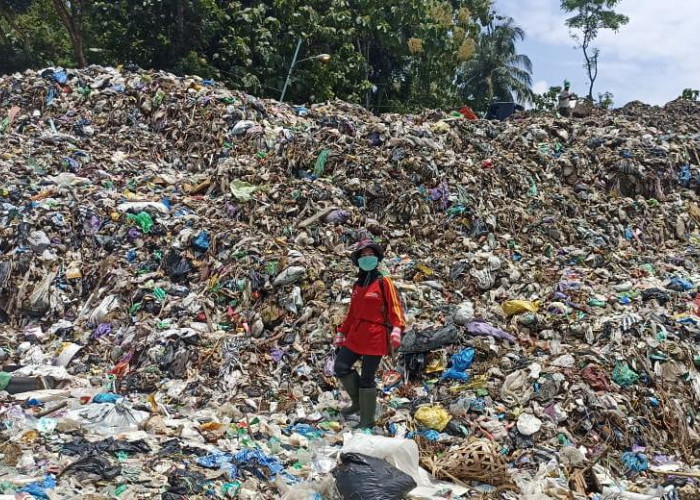 Alat Berat Rusak dan TPA Kaliwlingi Overload, Layanan Pengangkutan Sampah Bagi Masyarakat Terganggu