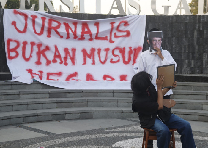 Aksi Teatrikal ‘Londo Ireng’ di UGM, Desak Presiden Prabowo Subianto Minta Maaf 