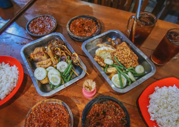Kuliner Penyetan Nampol di Surabaya dengan Lalapan Melimpah, Sambal Juara, Harga Bersahabat