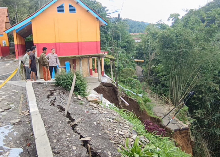 Bupati Brebes Gerak Cepat Siapkan Relokasi Jalur Dampak Longsor Tebing dan Jalan Kabupaten Cilibur Paguyangan
