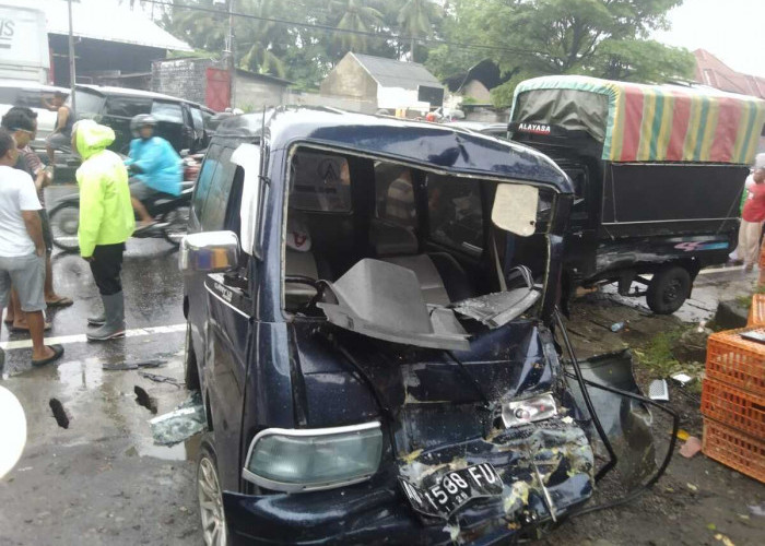 Tabrakan Beruntun di U-Turn Jalan Magelang, Enam Kendaraan Rusak
