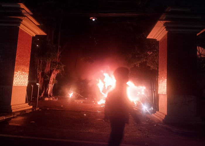 Api, Gas Air Mata, dan Perlawanan Ojol: Malam Mencekam di Polda DIY